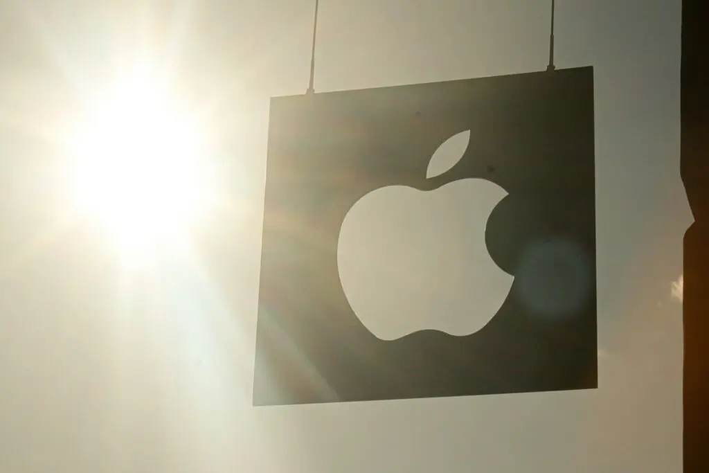 apple logo outside the apple store