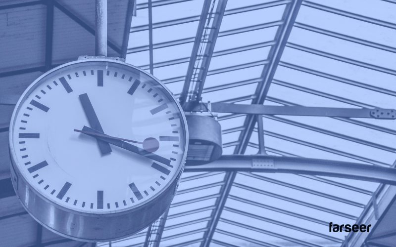 Large clock hanging in a train station – symbolizing time pressure and delays common in in-house software development.