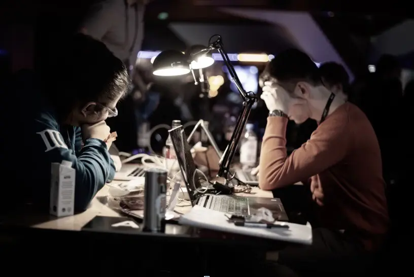 A team of consultants struggling, sybolising not having right enterprise planning software